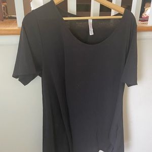 LuLaRoe black perfect tee. 😎